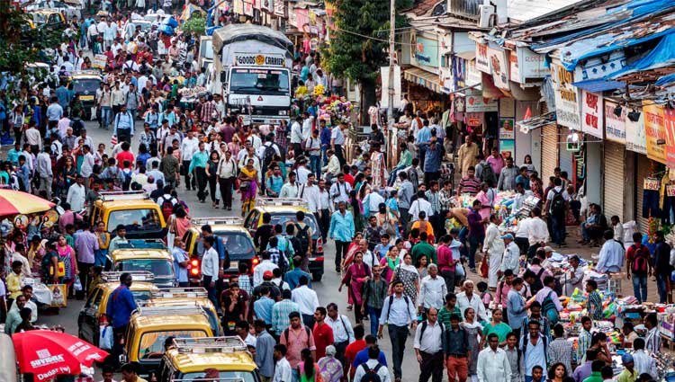 Personas en una calle concurrida de Bombay, una de las metrópolis mas pobladas del mundo