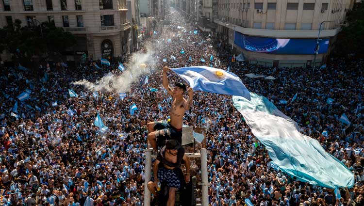 Multitud de personas celebrando en Buenos Aires, una de las megaciudades más pobladas del mundo