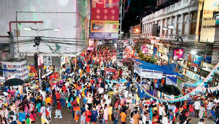 Mercado callejero repleto de personas en Calcuta, una de las urbes más pobladas del mundo