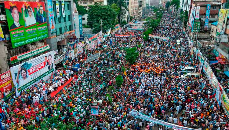 Aglomeración de personas en las calles de Daca, la cuarta ciudad con más habitantes y la más densamente poblada del mundo