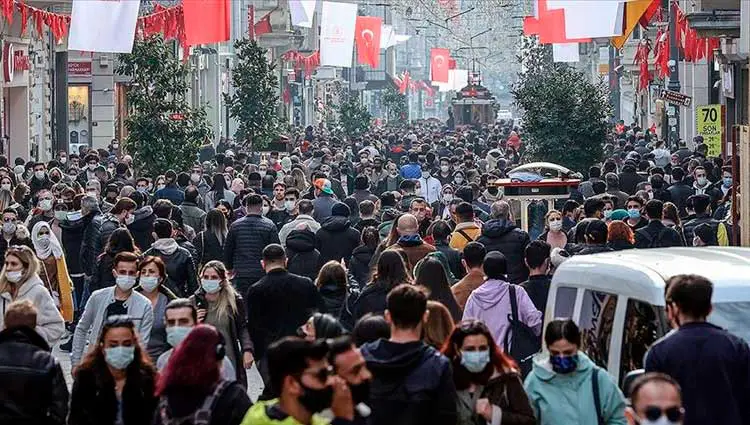 Personas paseando por una calle muy transitada en Estambul, la ciudad más poblada de Europa