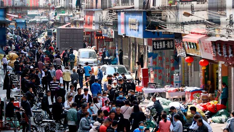 Personas paseando por la calle más frecuentada de Guangzhou, una de las áreas metropolitanas más extensas del mundo