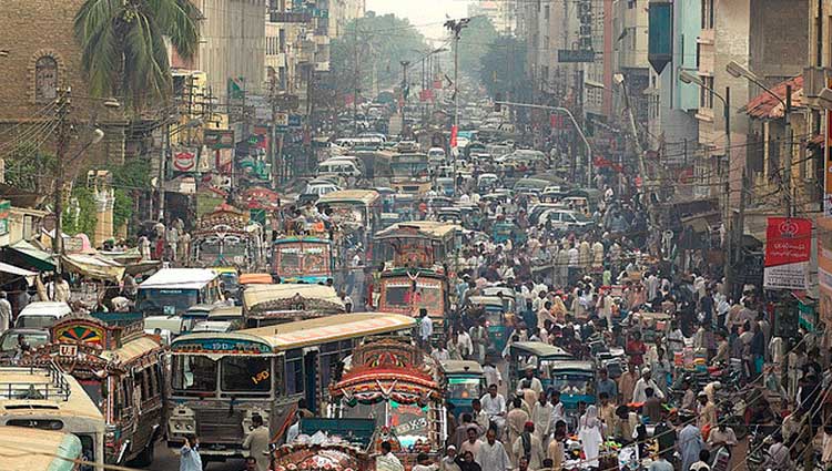 El bullicio en las calles de Karachi, una de las urbes más pobladas del mundo