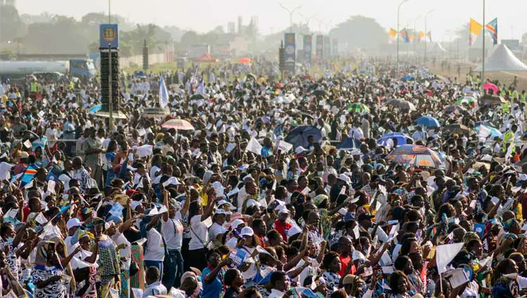 Multitud de personas en las calles de Kinsasa, una de las aglomeraciones urbanas más pobladas del mundo