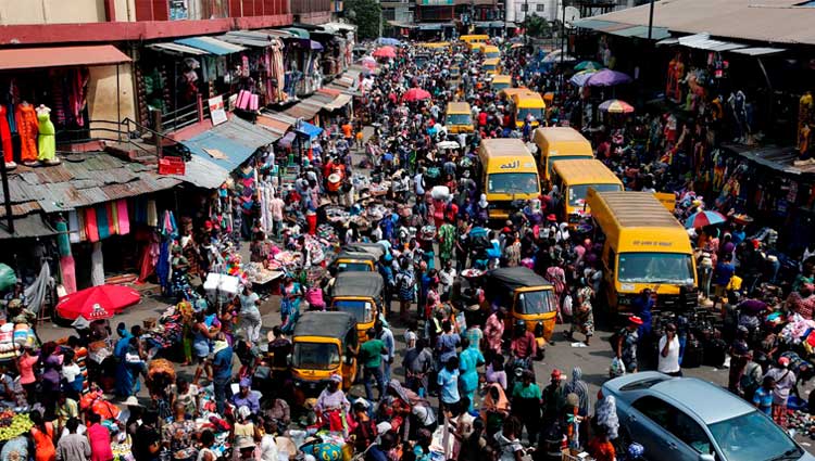Calle muy concurrida en Lagos, la ciudad con mayor proyección de crecimiento poblacional del mundo