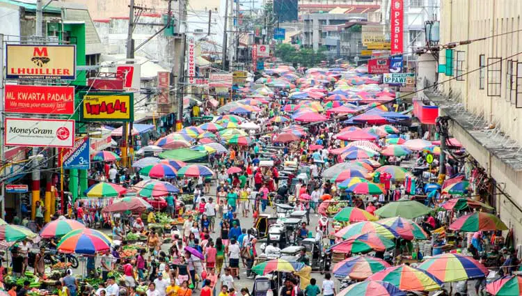 Puestos de fruta y verdura en una concurrida calle de Manila, una de las ciudades con mayor densidad poblacional del mundo