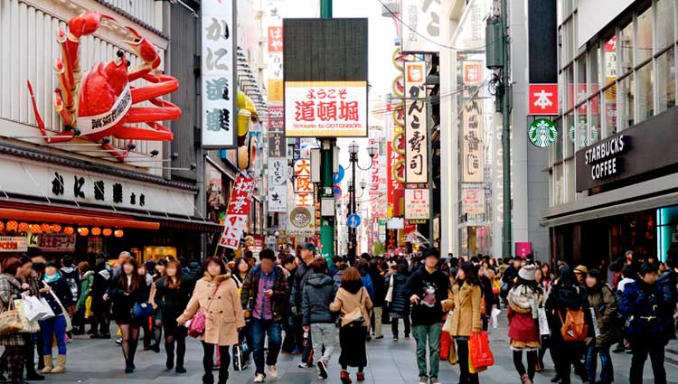 Multitud de personas paseando por la avenida principal de Osaka, una de las ciudades más populosas del mundo