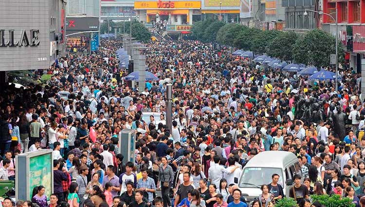Aglomeración de personas en las calles de Pekin, una de las ciudades con mayor población del mundo