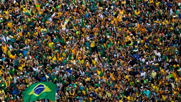 Aglomeración de personas celebrando en Sao Paulo, la quinta ciudad más poblada del mundo y la primera del continente americano