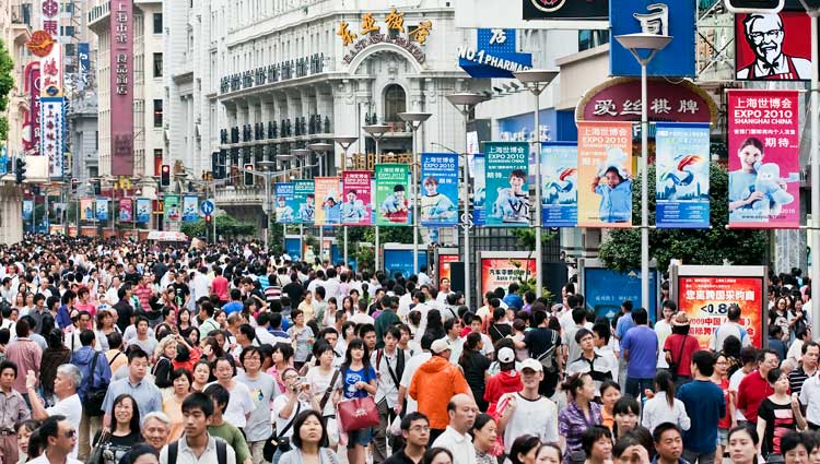 Multitud de personas paseando por Shanghai, la tercera ciudad más poblada del mundo y la primera de China
